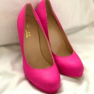 Hot Pink Round Toe Pumps Size 8 EUC
